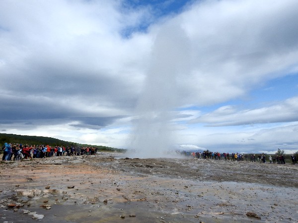 Magnifique Islande, où les Énergies cosmiques et les Énergies Telluriques se rejoignent grâce aux geysers.